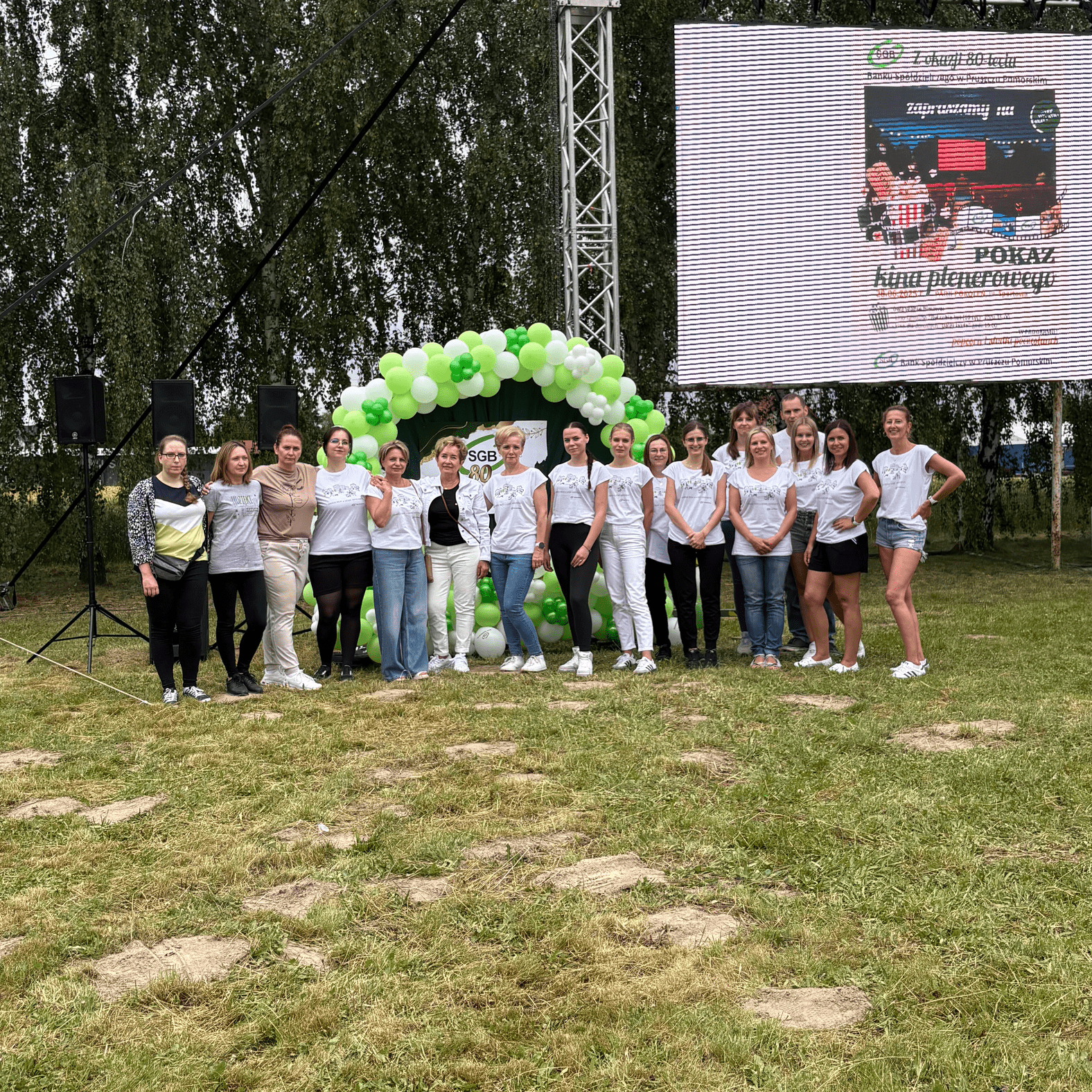 Zdjęcie grupowe pracowników banku.